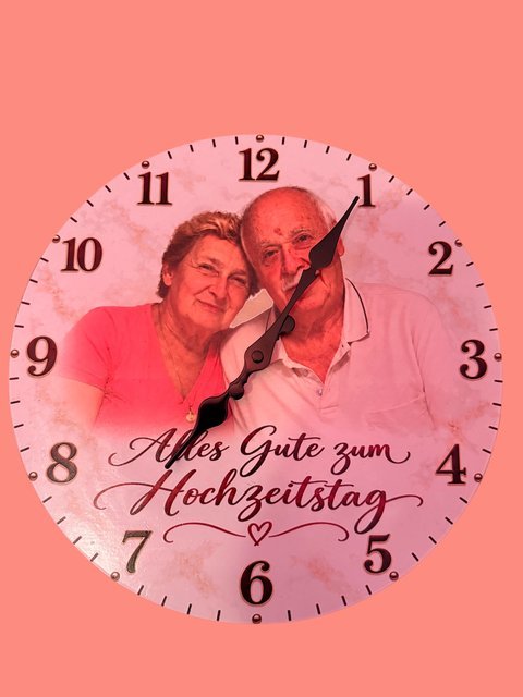 UV-bedruckte Fotouhr mit Pärchenfoto und Schriftzug „Alles Gute zum Hochzeitstag“